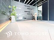 光あふれる開放感あるロビーは上質で洗練された空間。