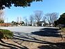 周辺：住宅街の中にあり、子どもたちが遊べるカラフルな遊具が設置されています。