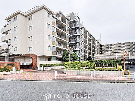 前面道路含む現地写真『快適』は「家」と「街」と「環境」が調和した時に訪れるだと改めて感じさせてくれます。
