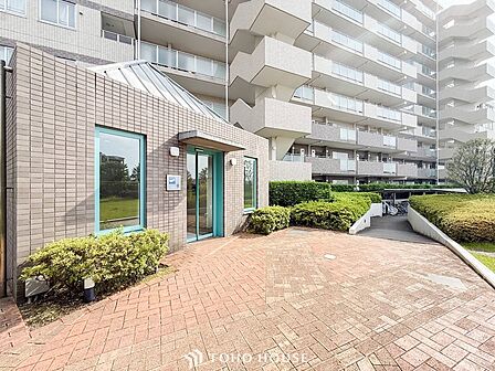 プライベート感が高まる、居住者を優しく迎え入れてくれるエントランス。
