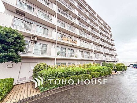 重厚感と統一感のある街並みを演出する外観デザイン。