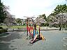 周辺：横浜市でも珍しい自然の滝のある公園。放課後は子供たちのにぎやかな声が響きます。