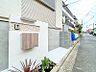 外観：前面道路含む現地写真『快適』は「家」と「街」と「環境」が調和した時に訪れるだと改めて感じさせてくれます。