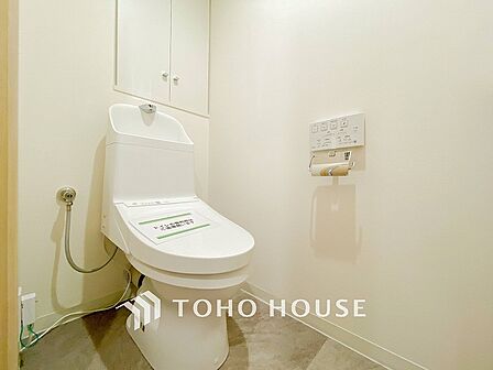トイレはシンプルにホワイトで統一した温水洗浄付です。