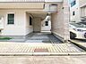 駐車場：大切なお車を雨や風から守ってくれるビルトイン車庫付です。