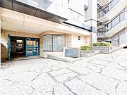 住まう誇らしさと安心感を演出する落ち着いた雰囲気のエントランス。