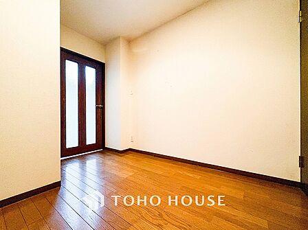 上質感漂う廊下。居住者の帰り、訪れる方を優しく迎え安らぎに満ちた生活空間を予感させます。