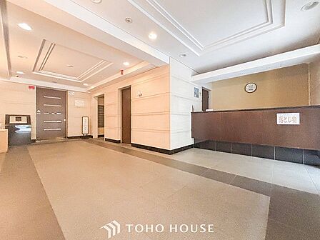 外と内をつなぐロビーは、落ち着いた雰囲気を漂わせた上質な空間です。