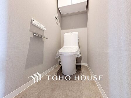 トイレはシンプルにホワイトで統一した温水洗浄付です。