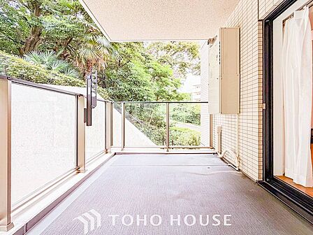 暮らしの中で光と風を演出してくれるバルコニー。