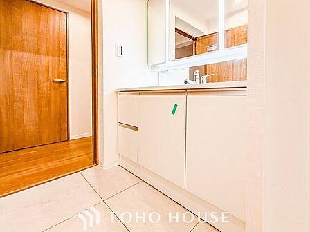 洗面台・洗面所十分な大きさの洗面台は、朝の慌ただしい時間でも余裕とゆとりを感じて頂けます。