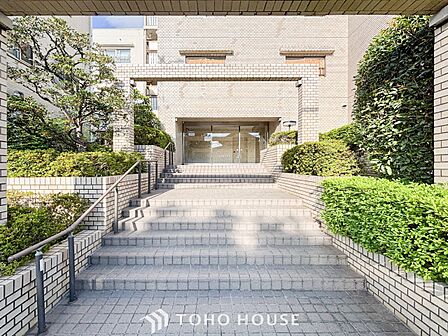 住まう誇らしさと安心感を演出する落ち着いた雰囲気のエントランス。