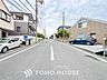 外観：前面道路含む現地写真『快適』は「家」と「街」と「環境」が調和した時に訪れるだと改めて感じさせてくれます。