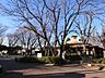 周辺：施設室内全体がアスレチックになっていて雨の日も楽しく遊べます。図書コーナーもあります。