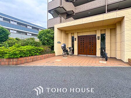 住まう誇らしさと安心感を演出する落ち着いた雰囲気のエントランス。