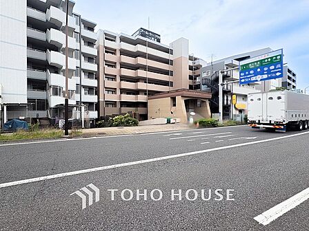前面道路含む現地写真『快適』は「家」と「街」と「環境」が調和した時に訪れるだと改めて感じさせてくれます。
