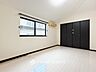 寝室：一日の疲れをいやしてくれる主寝室。自分時間を快適に過ごすプライベートルーム。