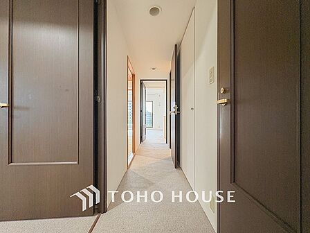 上質感漂う廊下。居住者の帰り、訪れる方を優しく迎える・安らぎに満ちた生活空間を予感させる。