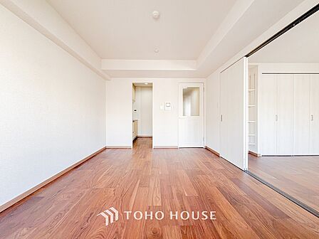 自然と家族が集う、開放感のある明るいダイニング。