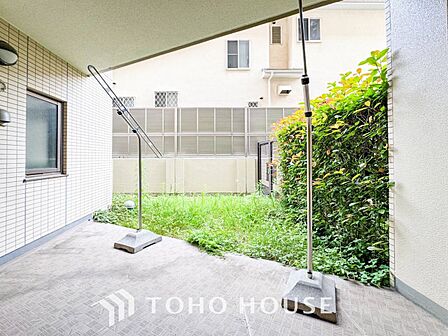 プライベート性が確保された専用庭に続くテラス。