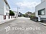 外観：前面道路含む現地写真『快適』は「家」と「街」と「環境」が調和した時に訪れるだと改めて感じさせてくれます。
