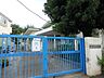 周辺：緑に囲まれた保育園です。園内にも実のなる木があり、四季折々の花が咲いています。野菜の栽培も行い、世話をしながら収穫を楽しんでいます。