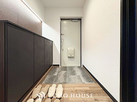 居住者の帰り、訪れる方を優しく迎えてくれる玄関です。