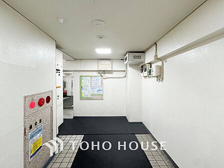 住まう誇らしさと安心感を演出する落ち着いた雰囲気のロビー。