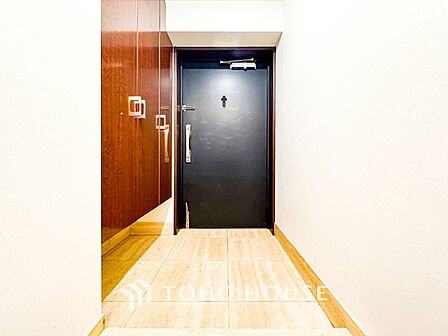 居住者の帰り、訪れる方を優しく迎えてくれる開放感のある玄関。