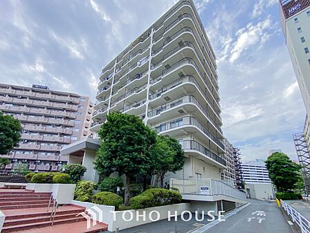前面道路含む現地写真『快適』は「家」と「街」と「環境」が調和した時に訪れるだと改めて感じさせてくれます。