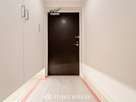 居住者の帰り、訪れる方を優しく迎えてくれる開放感のある玄関。