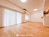 室内：光と風があふれる開放的なリビングダイニングには自然と家族みんなが集まってきます。