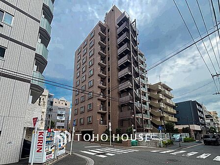 前面道路含む現地写真『快適』は「家」と「街」と「環境」が調和した時に訪れるだと改めて感じさせてくれます。