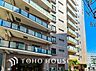 外観：都市機能の利便性と暮らしやすさに満たされた住環境。心地よい陽光と風が舞い込みます。