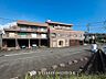 外観：前面道路含む現地写真『快適』は「家」と「街」と「環境」が調和した時に訪れるだと改めて感じさせてくれます。