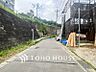 外観：前面道路含む現地写真『快適』は「家」と「街」と「環境」が調和した時に訪れるだと改めて感じさせてくれます。