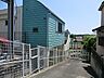 周辺：自然の地形を活用した滑り台、そして原っぱには子どもの大好きなバッタなどの虫がたくさん遊んでいます。