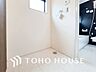 室内：洗濯機を配置しても十分なスペースを確保しております。