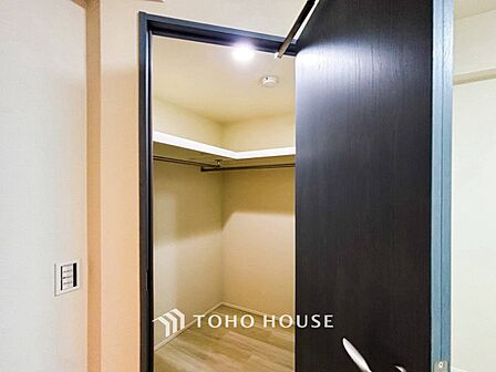 衣類だけでなく大きな荷物も収納でき、お部屋がすっきりします。