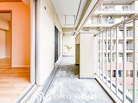 暮らしの中で光と風を演出してくれるバルコニー。