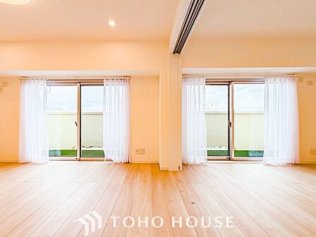 爽やかな色合いのフローリングと清潔感の溢れるクロスが明るい空間を創り出しているリビングダイニング。