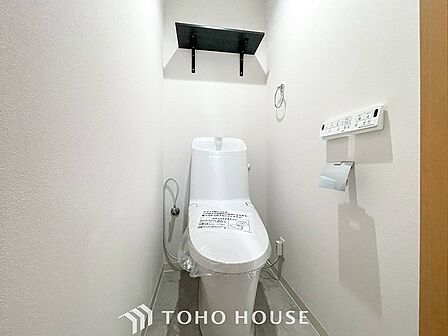 トイレはシンプルにホワイトで統一。