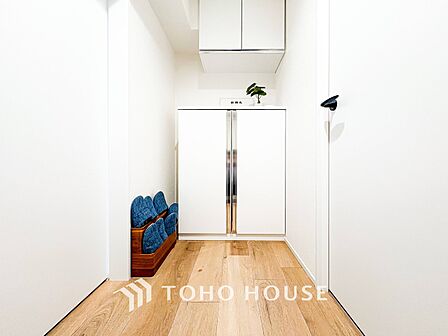 上質感漂う廊下。居住者の帰り、訪れる方を優しく迎え安らぎに満ちた生活空間を予感させます。