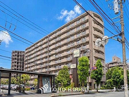 爽やかな青空の下に贅沢なほどに降り注ぐ陽光、豊かな居住性と、クオリティが見事に調和した住空間。