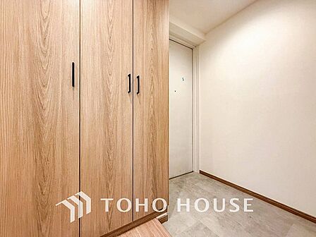 居住者の帰り、訪れる方を優しく迎えてくれる開放感のある玄関。
