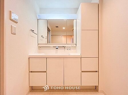 洗面台・洗面所十分な大きさの洗面台は、朝の慌ただしい時間でも余裕とゆとりを感じて頂けます。