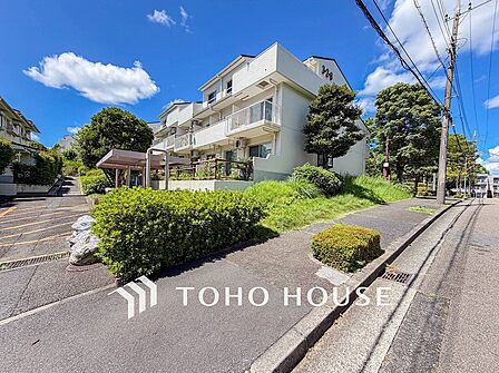 前面道路含む現地写真『快適』は「家」と「街」と「環境」が調和した時に訪れるだと改めて感じさせてくれます。