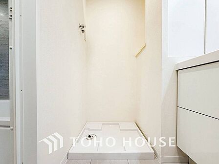 洗濯機を配置しても十分なスペースを確保しております。