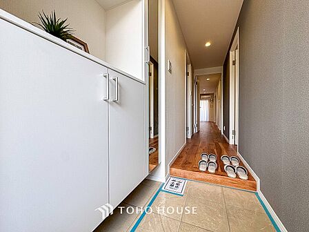 居住者の帰り、訪れる方を優しく迎えてくれる開放感のある玄関。