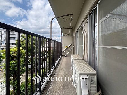 暮らしの中で光と風を演出してくれるバルコニー。